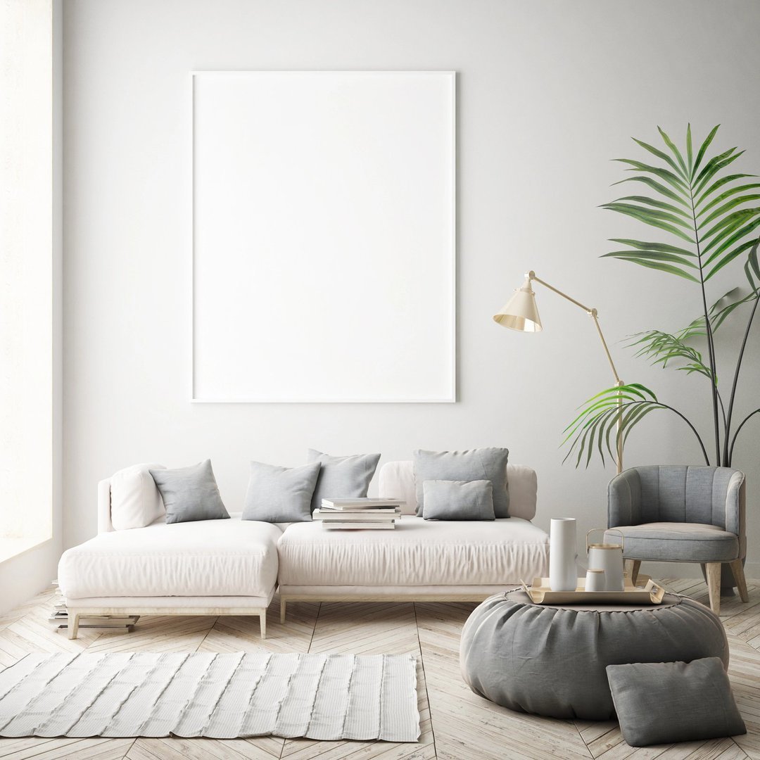 Sala de estar minimalista con sofá y plantas.